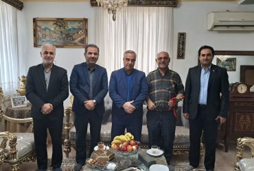 دیدار شهردار با خانواده شهدا