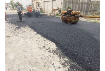 اجرای عملیات آسفالت‌ریزی در کوچه‌های هدایت به بلال حبشی ۲، گل‌ها، شقایق و حبیب توسط شهرداری شفت